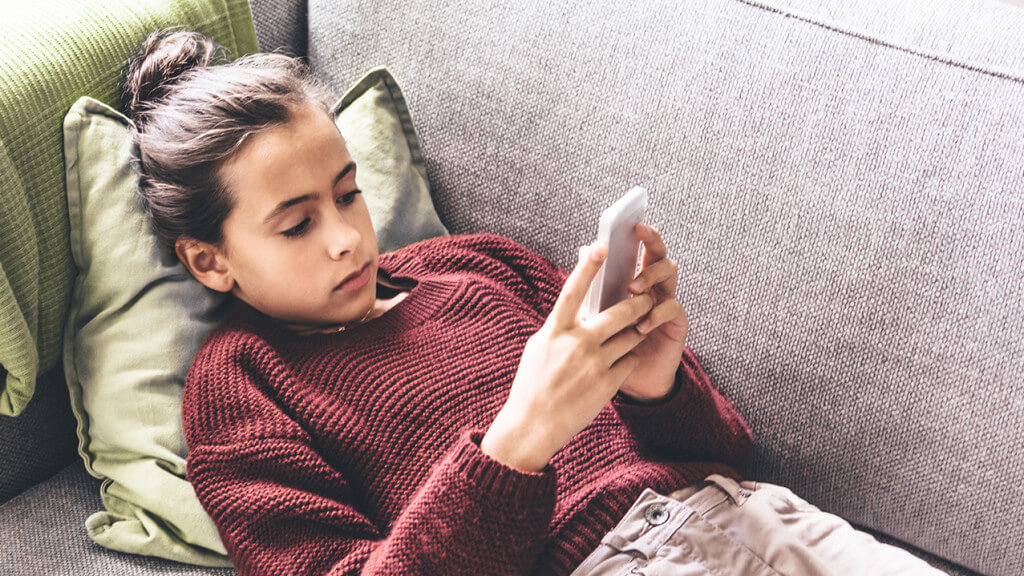 4-ways-to-talk-to-your-kids-about-phone-addiction21280x960-1024×576-1552682434